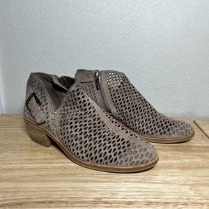 Vince Camuto phortiena ankle bootie 6.5